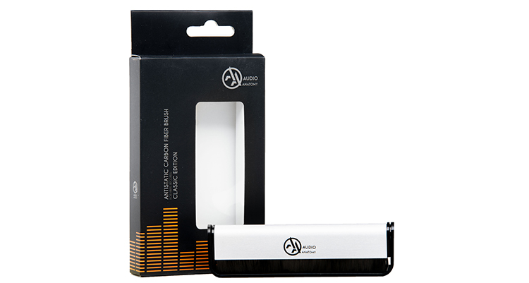 audio-anatomy_Vinyl-Brush_carbon-fibre-silver_product-and-packag Carbon Fibre Brush Silver in Packaging