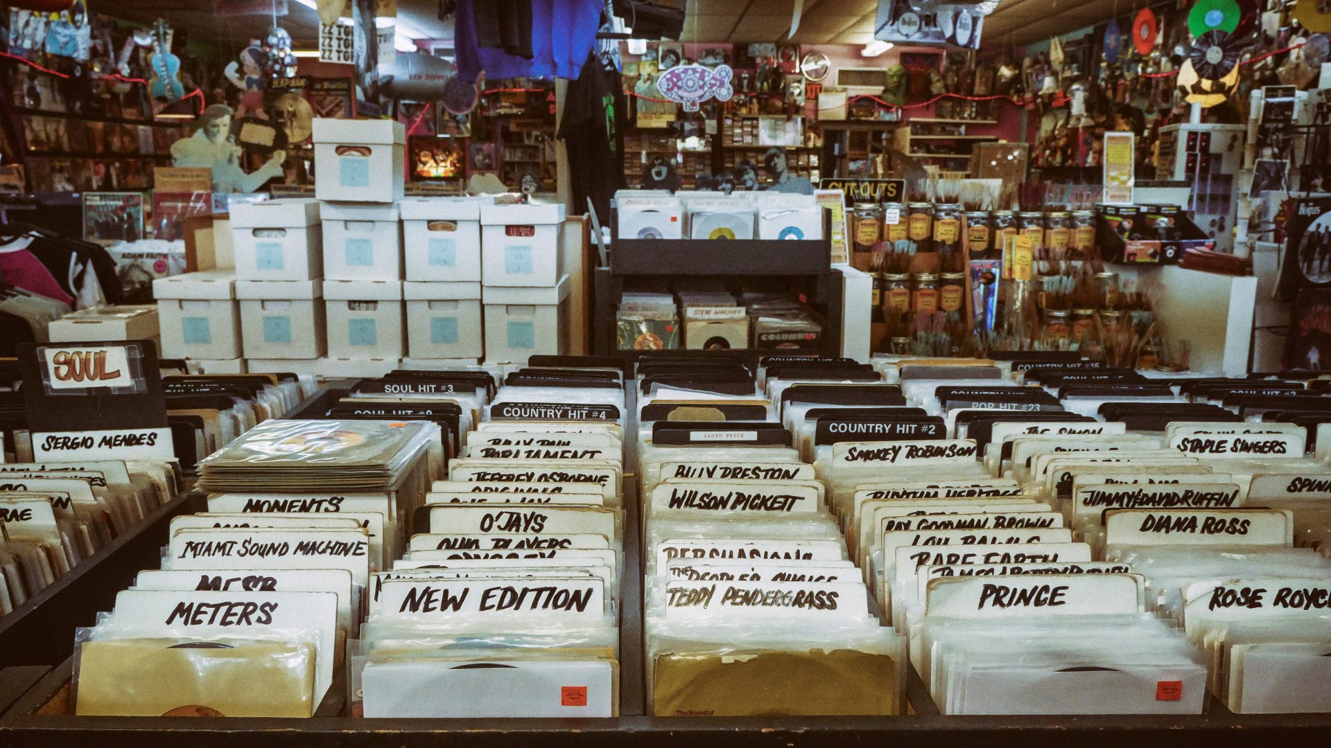 https://www.pexels.com/photo/a-vinyl-records-in-the-store-6131933/